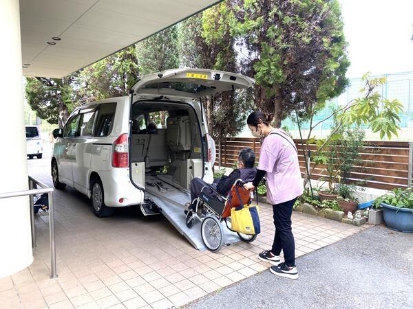 老人デイサービスセンター はっぴいあかり（パート）の送迎ドライバー求人メイン写真3