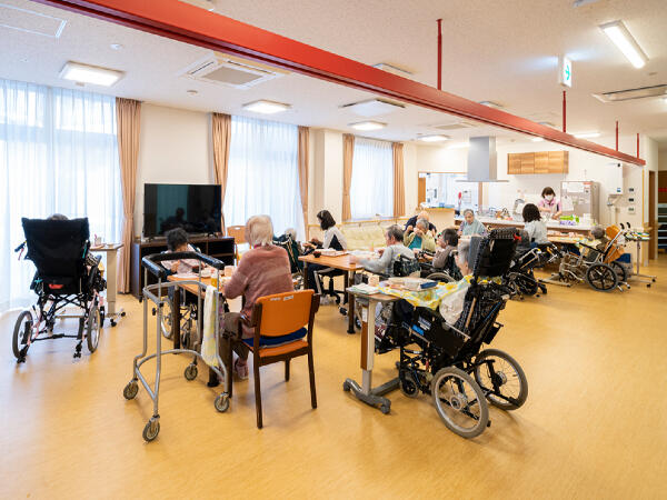 特別養護老人ホーム 鳳鳴苑（常勤）の介護福祉士求人メイン写真3