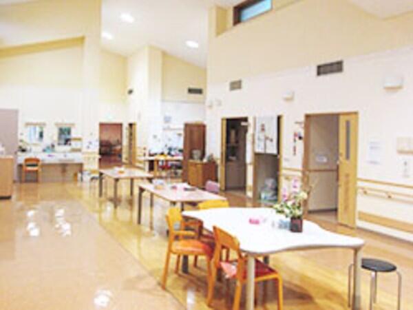 介護老人保健施設ひまわり（夜勤専門/契約職員）の介護福祉士求人メイン写真2