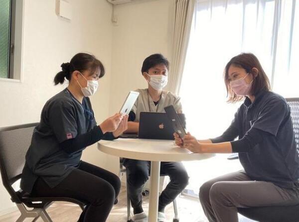 24QQ訪問看護ステーション（常勤）の理学療法士求人の写真