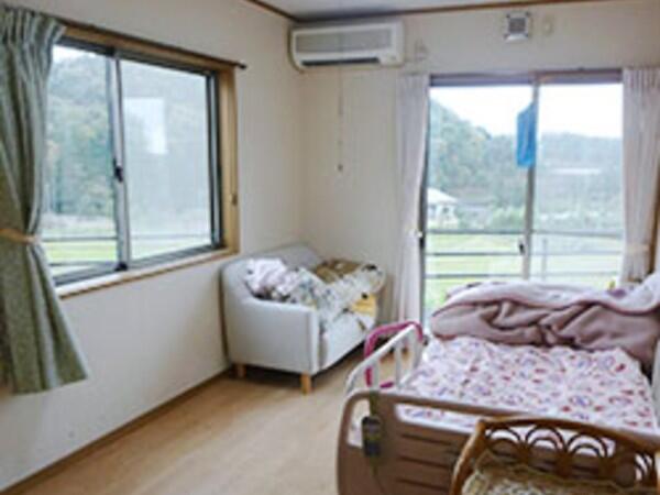 グループホームひまわり関金（夜勤専門/契約職員）の介護職求人メイン写真2