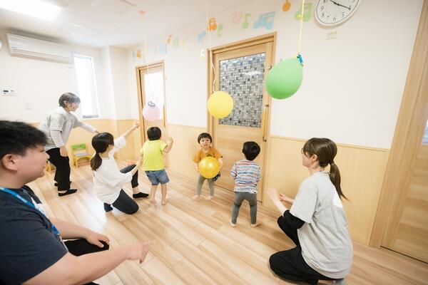 児童発達支援センター 元気キッズ チルズ（児童指導員/常勤）の支援員求人の写真