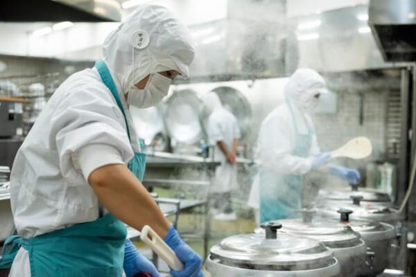 葉隠勇進(株)大田区本羽田 学校給食(厨房/パート)の調理補助求人の写真