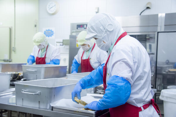 葉隠勇進(株)練馬区三原台 学校給食(厨房/パート)の調理師/調理員求人の写真