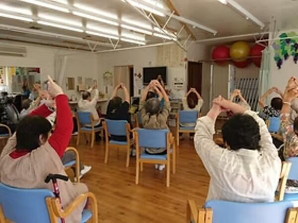 高齢者デイサービスめだかの学校桑原（パート）の介護職求人メイン写真2