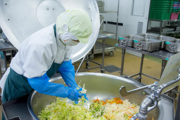 葉隠勇進株式会社 練馬区内の小学校【石神井町】(厨房/サブチーフ候補/正社員)の調理師/調理員求人の写真