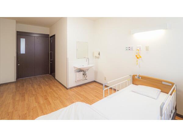 西の京介護医療院やすらぎ（常勤）の准看護師求人メイン写真4